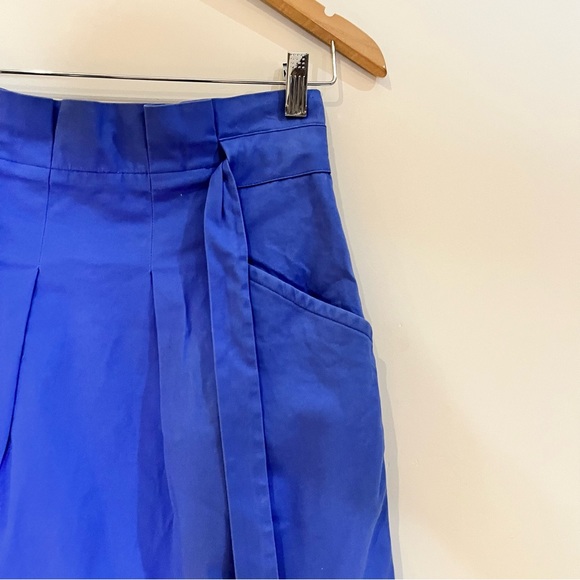 BCBGmaxazria blue mini skirt with an integrated belt. - Picture 5 of 6